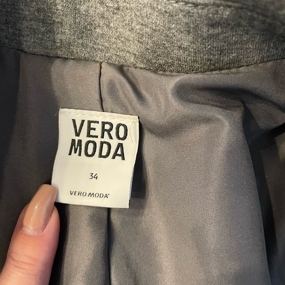 3/$40 Beautiful fitted coat — grey - Picture 5 of 6
